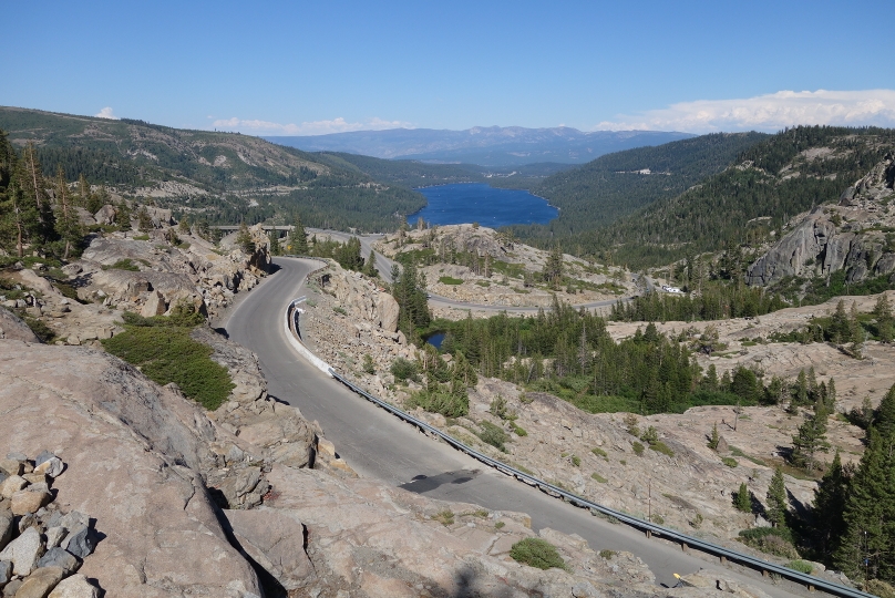 Donner Passstrasse mit Blick zum Donner Lake und weiter nach Truckee