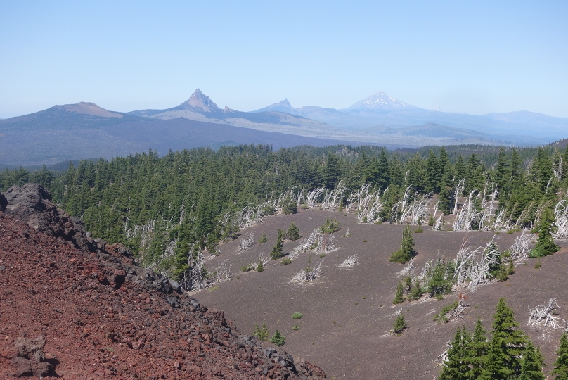 Aussicht Richtung McKenzie Pass und auf die weiter nördlich liegenden Berge: Mt Washington, Mt Jefferson und hinter dem Horizont hervorschauenden Mt Hood.