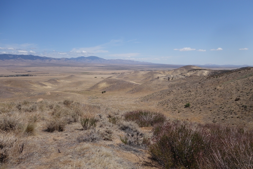 Unten im Tal die zu überquerende Mojave-Wüste