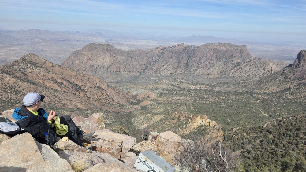 Blick vom Emory Peak hinunter auf Chisos Basin (Anfang der Wanderung).