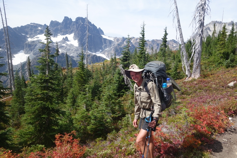 Happy hiker in mitten von Heidelbeerfelder und tollen Landschaft