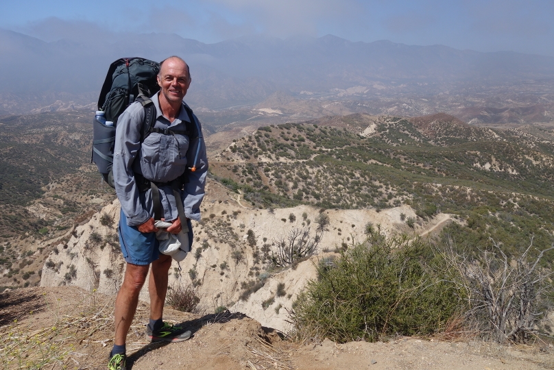 Blick hinunter Richtung Cajon Pass, der hinter den Hügeln liegt