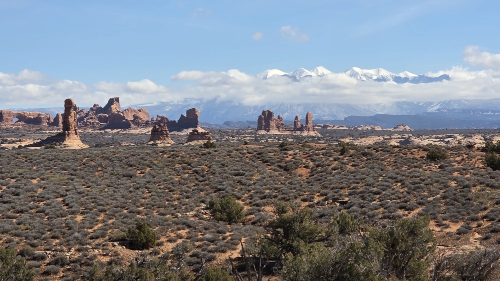 Im Arches NP und im Hintergrund die frisch verschneiten La Sal Berge.