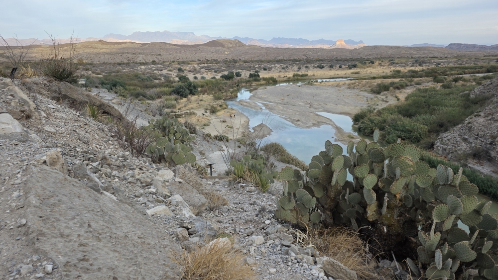 Ausgang des Santa Elena Canyons mit Blick richtung Nordosten mit dem Rio Grande Rinnsal...