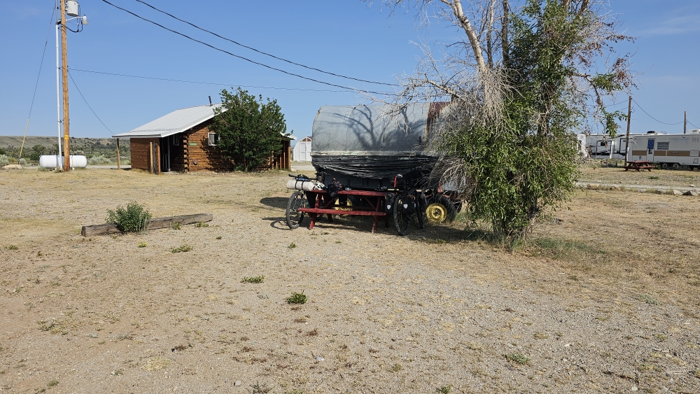 Zeltplatz mit Planenwagen.
