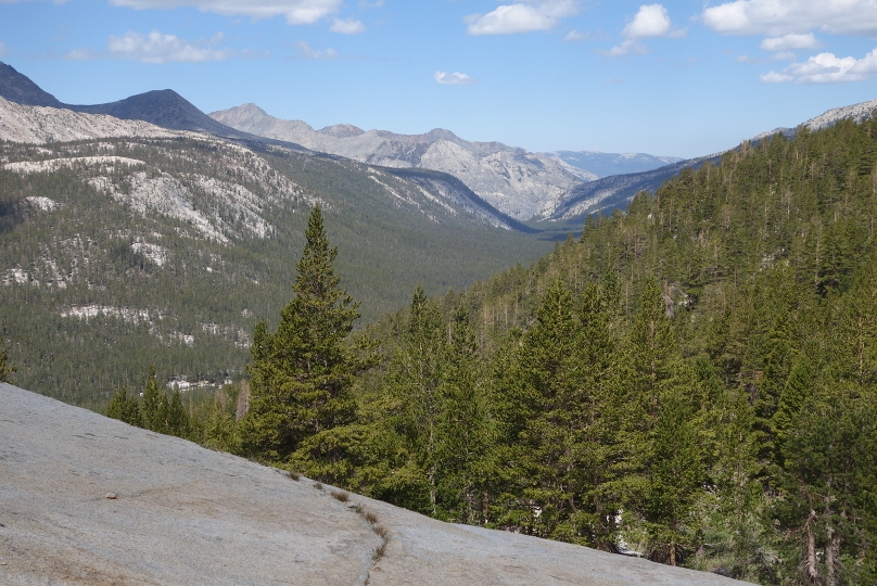 Weiter auf dem Abstieg vom Muir Pass mit Blick gegen Norden