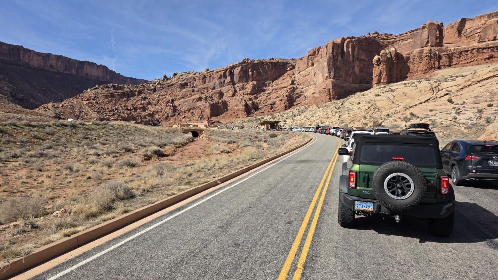 Schlangestehen beim Eingang in Arches National Park.