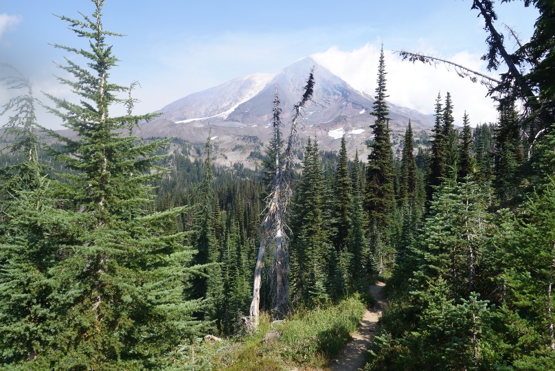 Wanderung entlang des mächtigen Mt. Adams