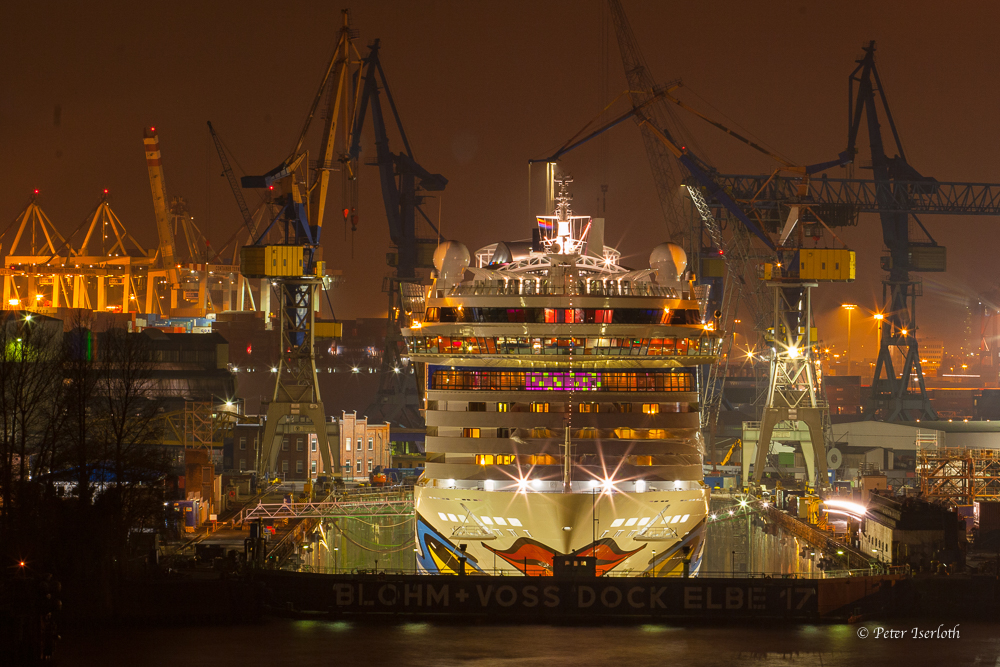 AIDAluna küsst die Elbe, Dock Elbe 17, Hafen Hamburg, Deutschland