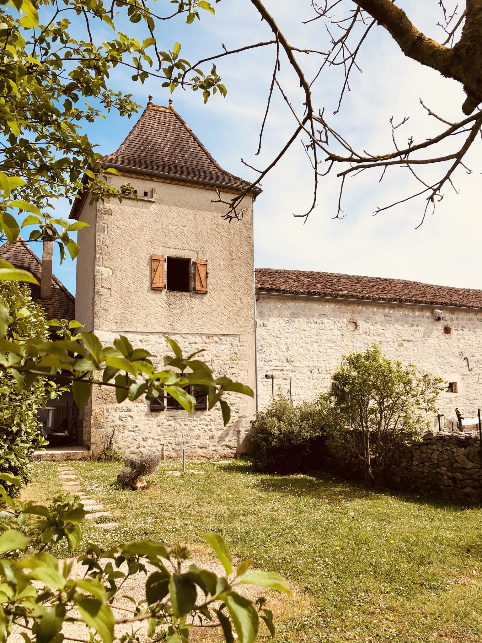 Le Pigeonnier et son espacement pour un véhicule 