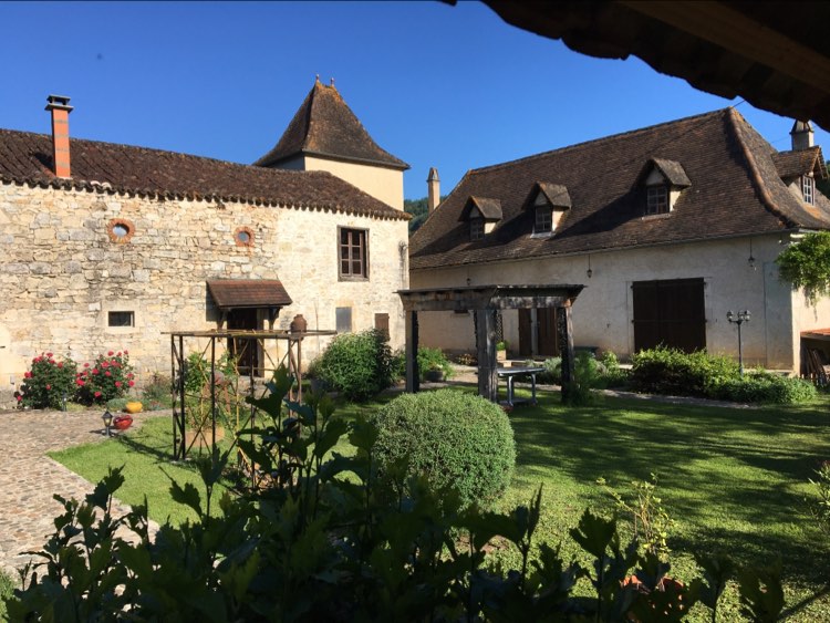 Vue sur la fermette et le pigeonnier