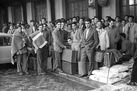 Salida del primer contingente de trabajadores españoles hacia Bélgica. Madrid (1957). Manuel Iglesias/EFE