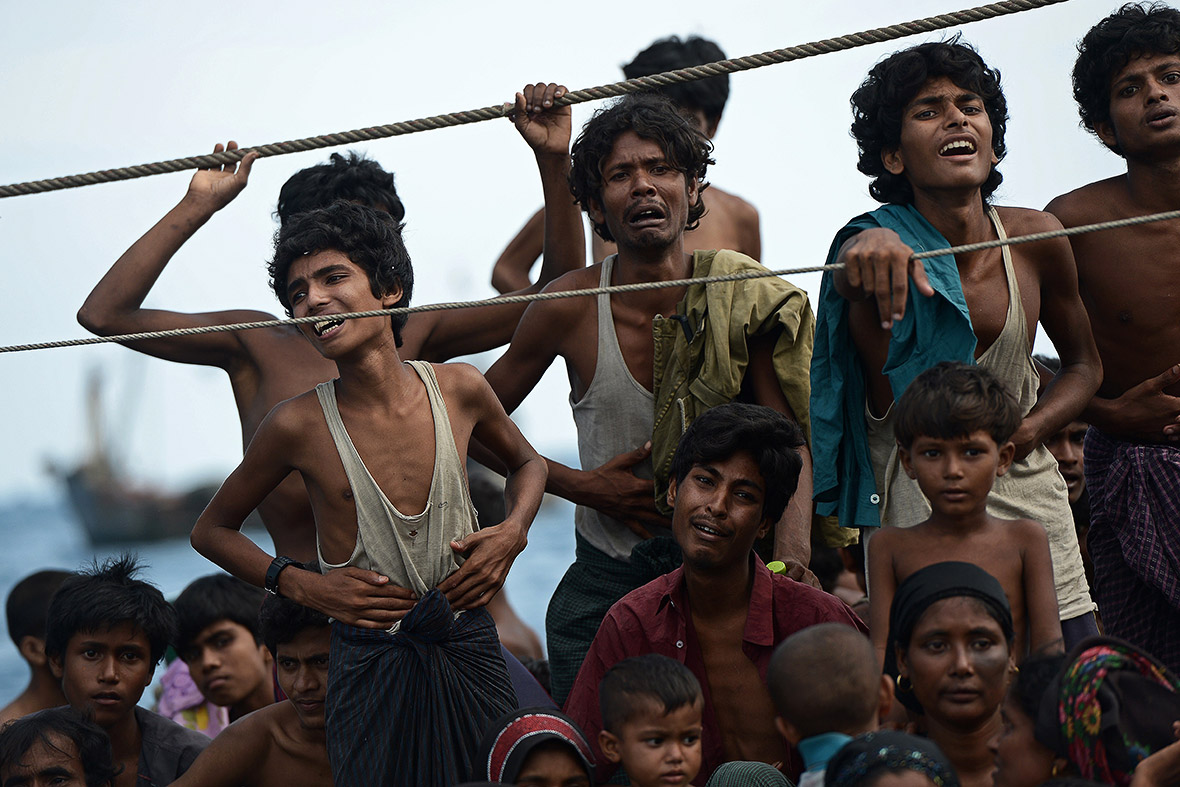 Rohingya y migrantes de Bangladesh en un barco a la deriva en aguas de Tailandia (2015). Christophe Archambault/AFP