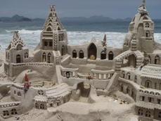 Uma das esculturas em areia que artistas fazem nas praias. Tem até concursos.