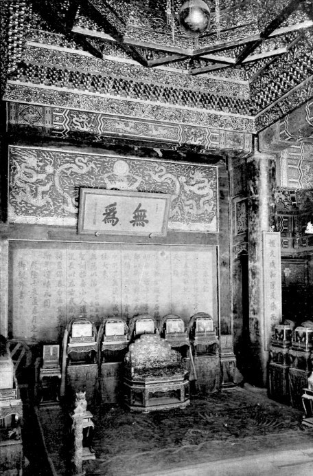 L'estrade impériale dans la salle Kiao-Tai.