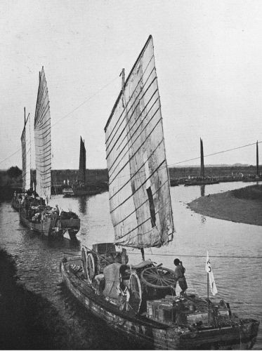 Jonques sur le fleuve du Pei-Ho. J.-R. CHITTY : En Chine. Choses vues. Vuibert, Paris, 1910, 216 pages + illustrations.