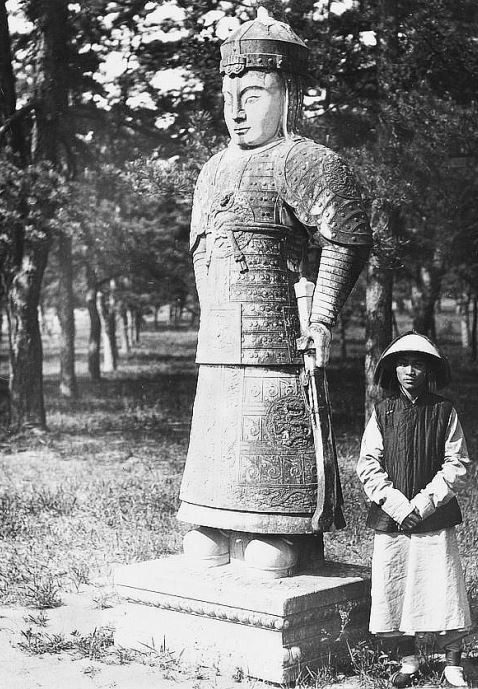 70. — Tombes impériales de Si-ling. Statue monolithe sur l'Avenue Sacrée. Un mandarin militaire.