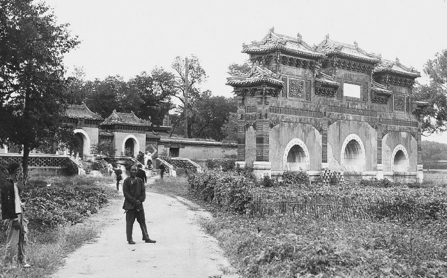 7. — Pékin. Palais impérial. Dans les jardins. Portique devant l'entrée des appartements privés de l'Empereur.