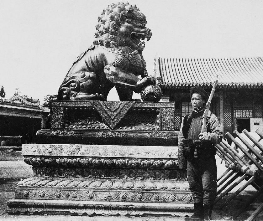 26. — Palais d'Été. Lion et socle en bronze sur piédestal en marbre à la porte d'entrée du palais d'Été. Factionnaire en armes.