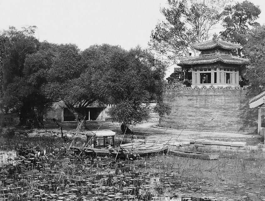 23. — Pékin. Palais impérial. Débarcadère du lac du Sud pour se rendre au palais de la rotonde.