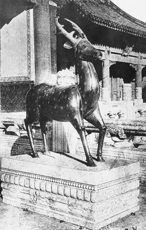 11. — Pékin. Palais impérial. Gazelle en bronze devant le palais de l'Impératrice.