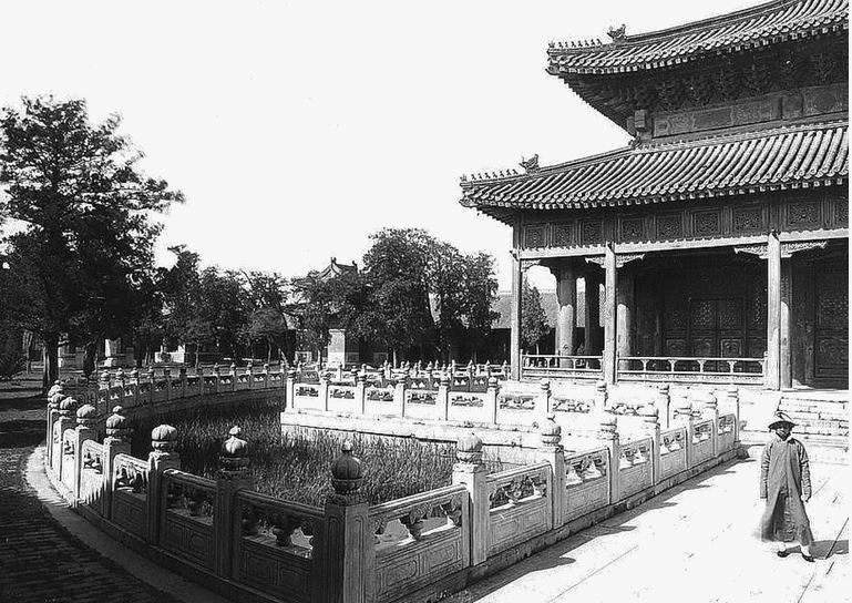 141. — Pékin. Temple de Confucius. Un coin du temple et une partie du fossé qui l'entoure.