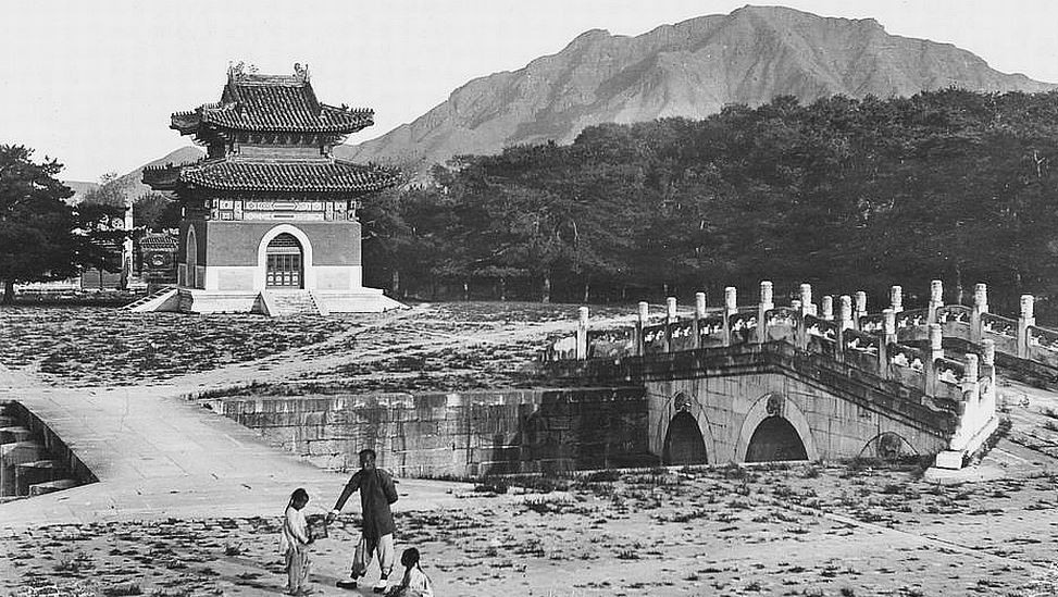 74. — Tombes impériales de Si-ling. Pont et pavillon sur l'Avenue Sacrée. Au deuxième plan forêt de cèdres et de mélèzes.