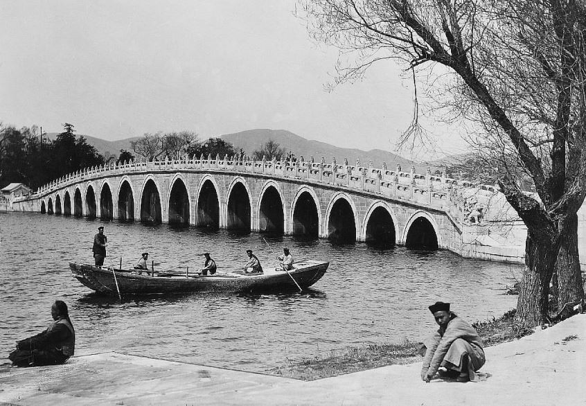 49. — Palais d'Été. Le pont de marbre de 17 arches traversant le lac K'ong-ming.