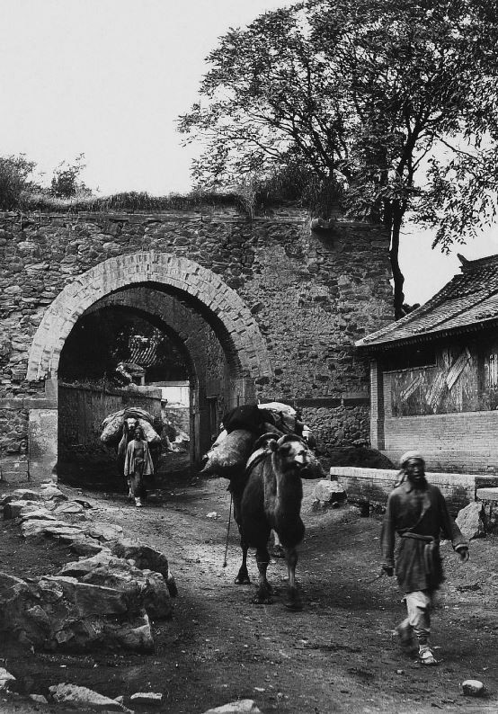 192. — Environs de Pékin. Porte à l'entrée d'un village.