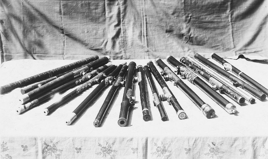 313. — Une collection de belles pipes à opium.