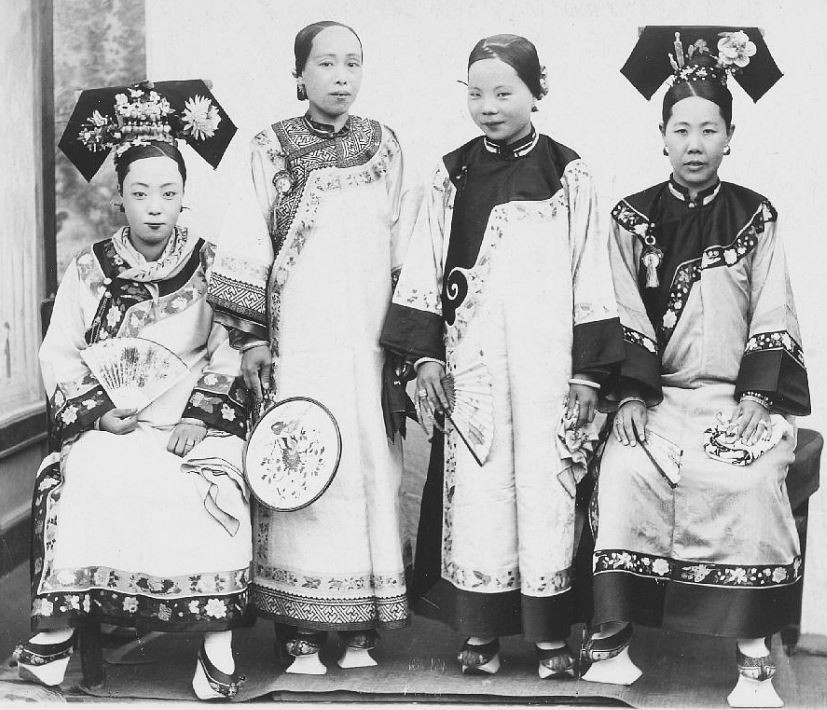 282. — Un groupe de femmes mandchoues en costume d'été et coiffure de ville et d'intérieur.