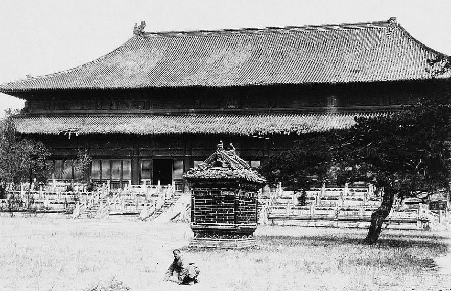 90. — Tombeaux des Ming. Four en briques vernissées polychromes devant le temple principal à la tombe de l'Empereur Young-lo.