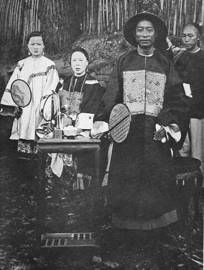 Mandarin de la flotte, son épouse et sa fille. J.-R. CHITTY : En Chine. Choses vues. Vuibert, Paris, 1910, 216 pages + illustrations.