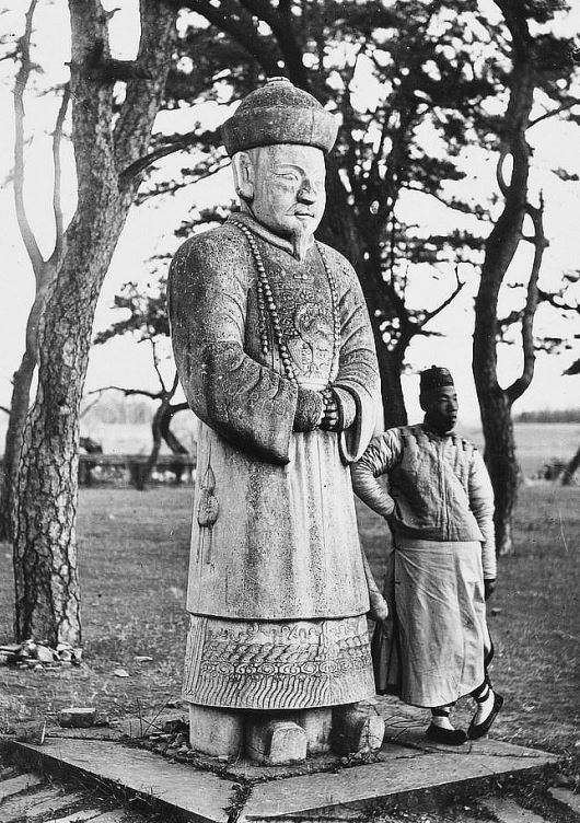 68. — Tombes impériales de Si-ling. Statue monolithe en marbre sur l'Avenue Sacrée. Un mandarin civil.