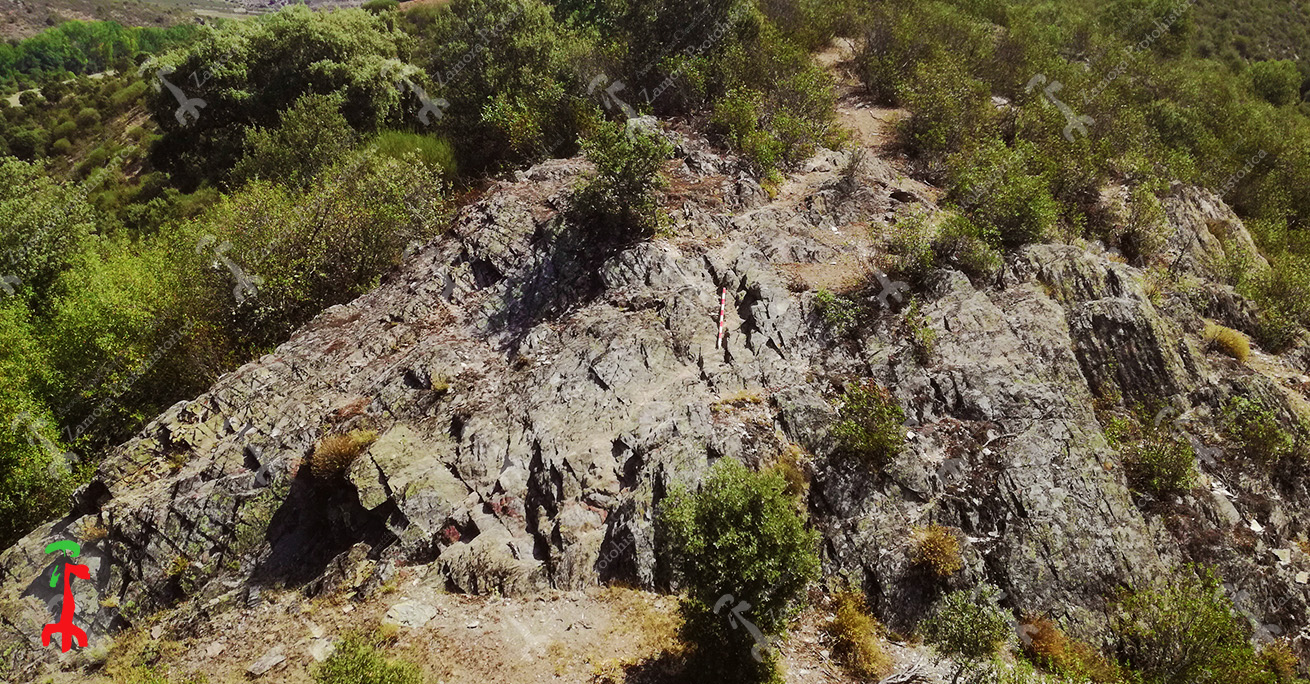 El foso tallado en la roca