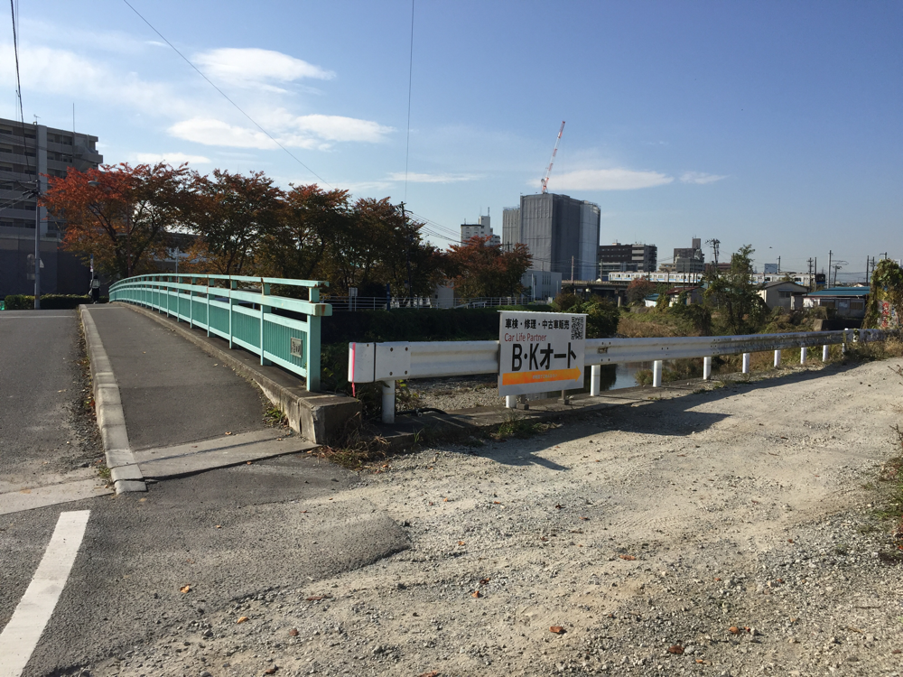 新田側より45号線へ向かい梅田川手前右側の看板が目印