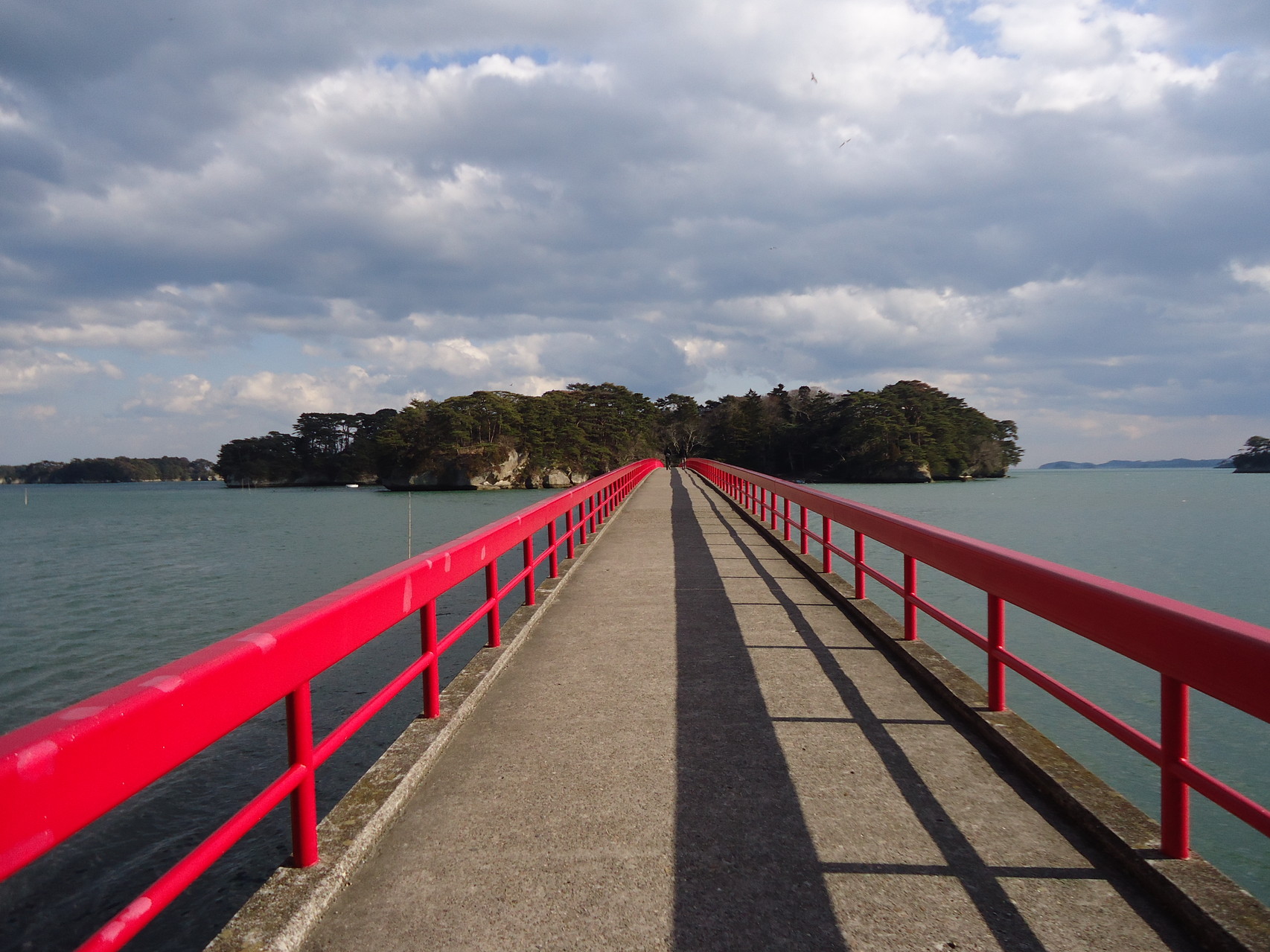 Berühmte Brücke in Matsushima: Es wird gesagt, dass frisch verliebte Paare diese Brücke nicht überqueren sollten, weil sie ihnen Unglück in der Beziehung bringen soll.