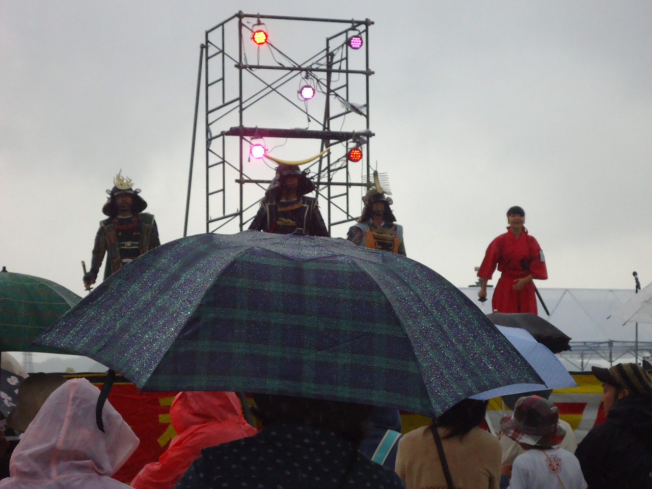 Bei einem Festival mit Otousan. Im Hintergrund kann man Schauspieler in traditioneller Kleidung erkennen, allerdings sind die Schirme ein bisschen im Weg...