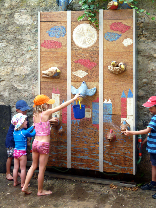 Keramik Brunnen, handmodelliert, Wasserwand, Kindergarten in Würzburg mit Kindern