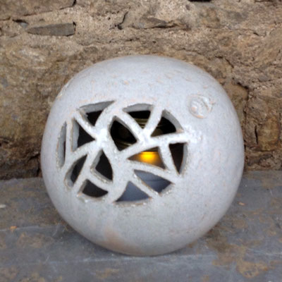 Keramik Kugel als Grablicht handgemacht, Dekor perlmutt, ø ca. 20 cm