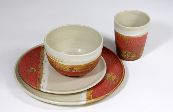 Keramiktellersatz in verschiedenen Aufdeckvariationen, Dekor Granatapfel
