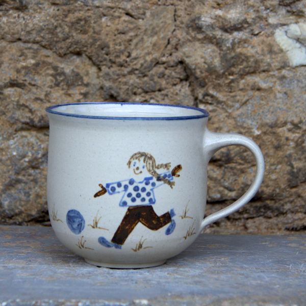 Keramik Kindertasse, ø ca. 9 cm, h ca. 9 cm,  mit Clownmädchen mit Fussball handgemalt