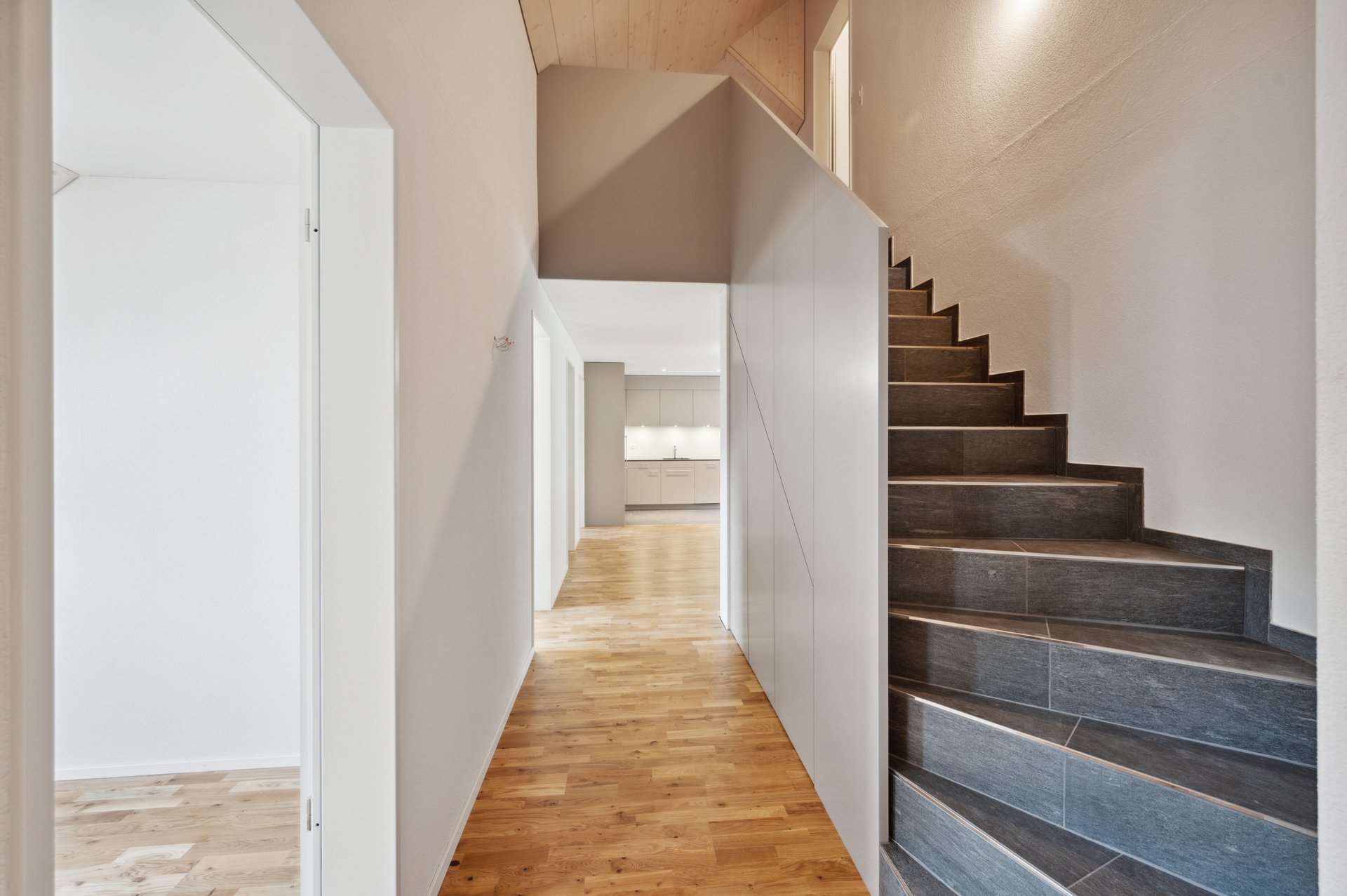 Treppenaufgang 4.5-Zimmer Maisonette-Wohnung