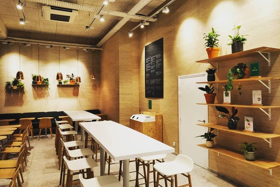 Paysagiste d'intérieur: entretien de plantes d'intérieur en entreprise (ici un restaurant des Batignolles à Paris)