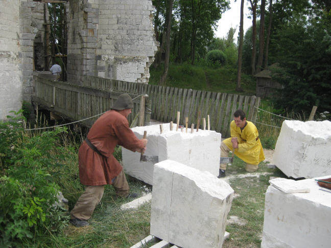 Coupe de pierre au passant, chantier médiéval château d'Eaucourt sur Somme Picardie