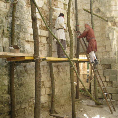 Montage de l'échafaudage chantier médiéval château d'Eaucourt sur Somme, Picardie