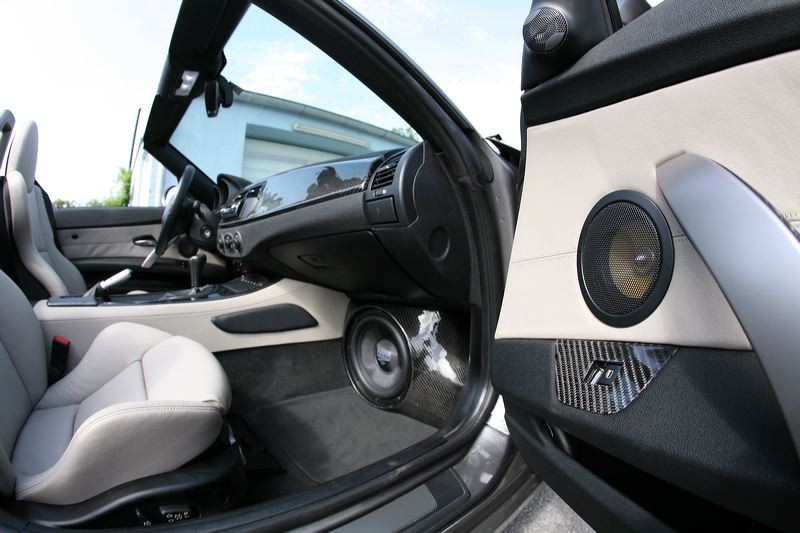 BMW Z4 (E85) - Frontsubwoofer unter Handschuhfach