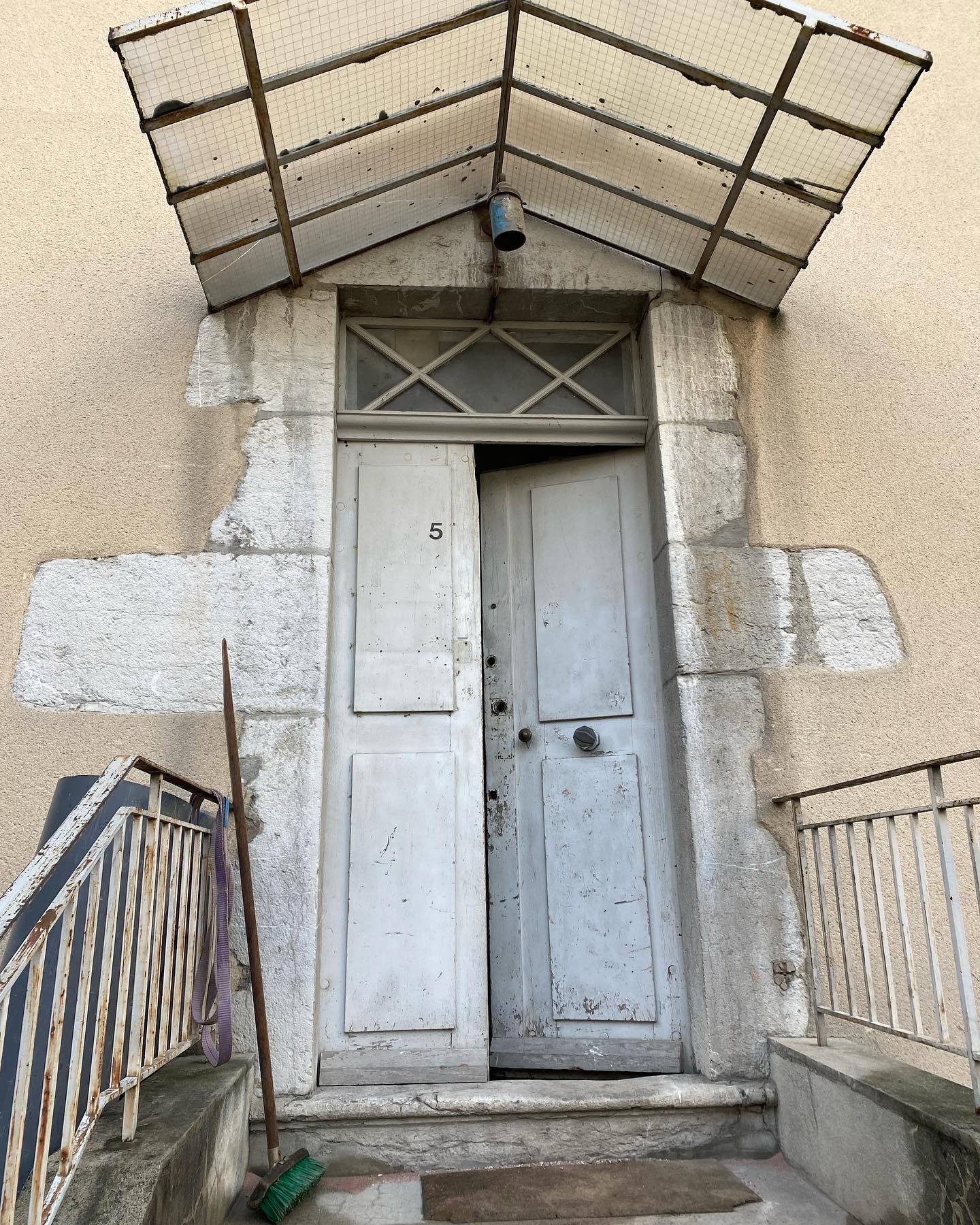 décapage porte en noyer moniment classé