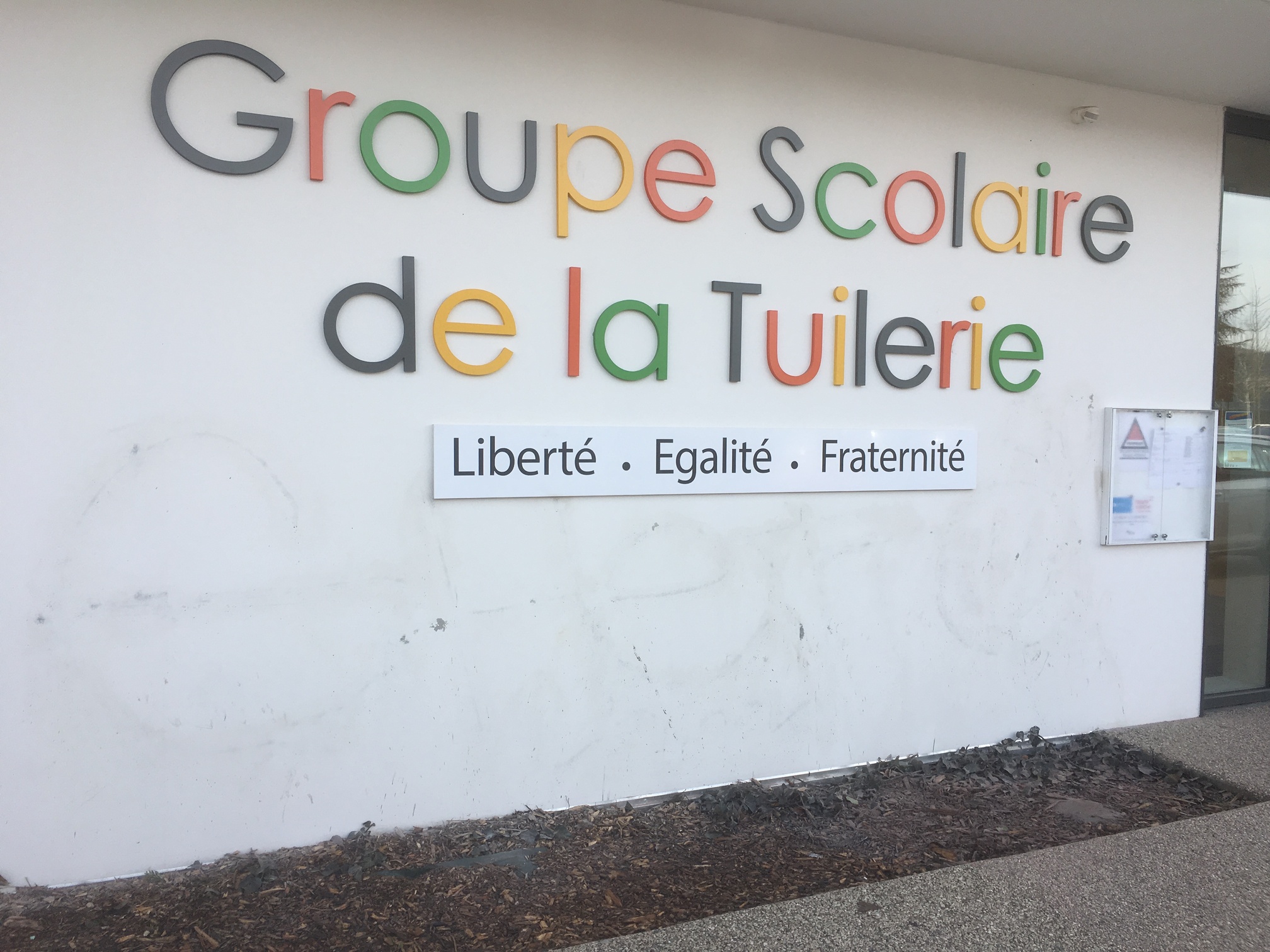 oter des graffitis sur un mur peint A Metz Tessy