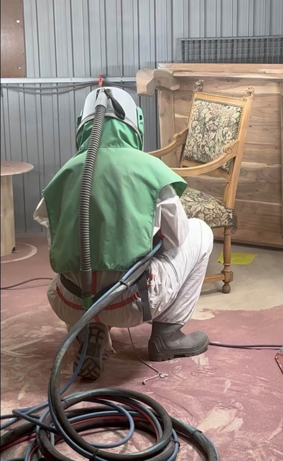 Gommage chaise à l’atelier CRUET